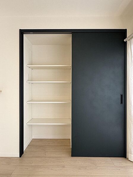 【リビング大型壁面収納】リビングの壁面には引き戸仕様の大型収納がプランニングされています。