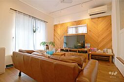 木の温もり広がる明るいリビング家族がくつろぐ心地よい空間素敵
