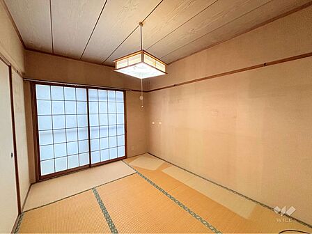 南側和室6帖［2025年10月10日撮影］バルコニーに面し、明るいお部屋です。