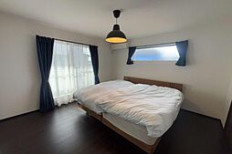 収納が豊富な寝室。廊下に繋がる回遊導線で身支度がスムーズ