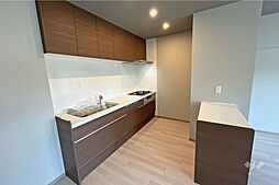 落ち着いた木目調のデザインが印象的なシステムキッチン。ワーク