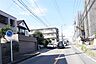 外観：物件の東側前面道路（南側から）［2026年10月3日撮影］