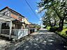 外観：前面道路は約6.0mとゆとりがあり、開放感を感じられる落ち着いた住環境。
