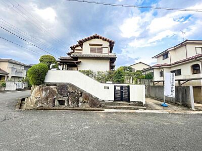 外観：閑静な住宅街に建つ木造2階建て