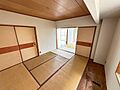 隣接する和室と...