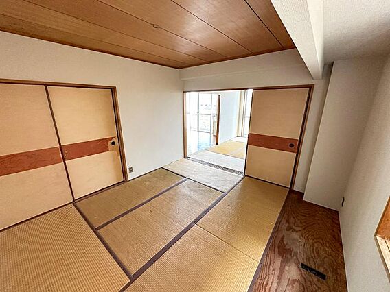 隣接する和室と...