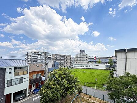 【3階】前面に建物がなく開放的な景色が広がります