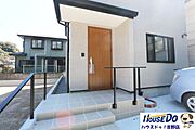 玄関には屋根があるので、雨の日でもゆとりをもって出入りできますね♪