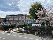 重富小学校児童数は約726名、教員数は約49名です。（令和7年4月） 1600m