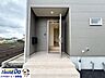 外観：玄関には屋根があるので、雨の日でもゆとりをもって出入りできますね♪