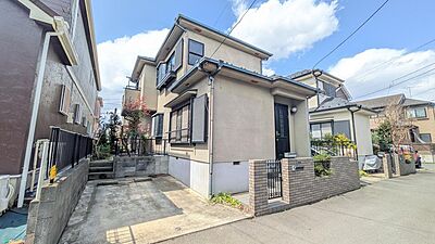 外観：たっぷりの陽光に包まれる明るい住まい。