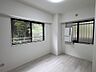 洋室：角部屋のため日当たりがよく、開放感があります