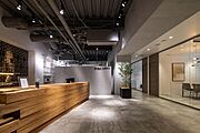 北大阪急行線「千里中央」駅と、大阪モノレール線「千里中央」駅を結ぶ歩道橋に面した駅直結型店舗です。