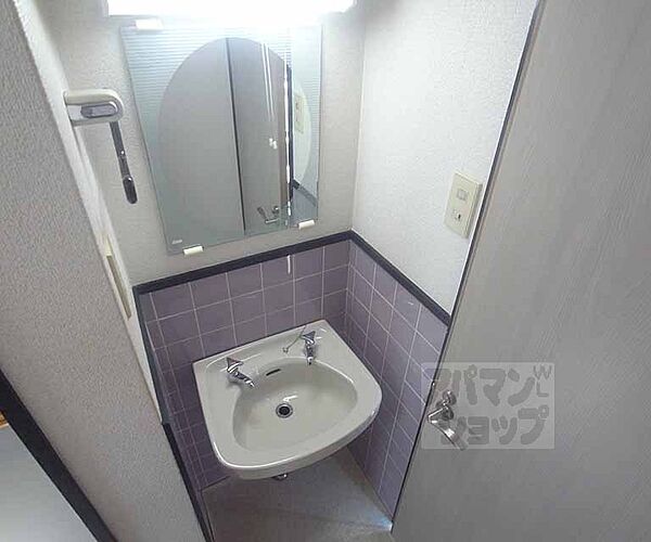 画像9:トイレに洗面台装備