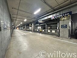 屋内駐車場は雨や砂ぼこりから汚れを守ってくれます。雨風で汚れる心配もありません。平置きで駐車出来るのは嬉しいですね。駐車場の空き情報はすぐに確認いたしますのでお気軽にお申し付けください。