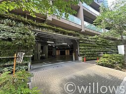 断然便利な敷地内駐車場。屋内駐車場は車種が限られますので、お問い合わせ時にお車の車種をご教示下さい。空き状況をすぐにお調べします。