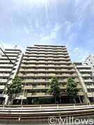 周辺は教育施設や商業施設が揃う、暮らしやすい街並みが魅力的です。