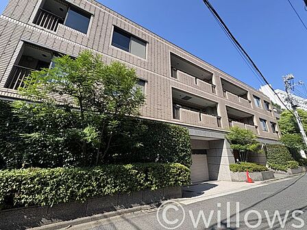 大切なペットとも暮らせる(規約有)、地上5階建て(3階部分)のマンションです。周辺は教育施設や商業施設が揃う、暮らしやすい街並みが魅力的です。