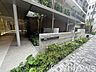 その他：建物エンブレムが映える端正なエントランス。植栽の潤いと落ち着いたアプローチが、住まいの品格と私邸感をさりげなく演出し、都心の日常に静かな安心感をもたらします。