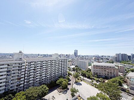 ずっと太陽を感じる事ができるのは、遮るものが視界に無いから。彼方に広がる風景が絵画のように広がります。また、都心ながら緑を感じることのできる恵まれたロケーションです。
