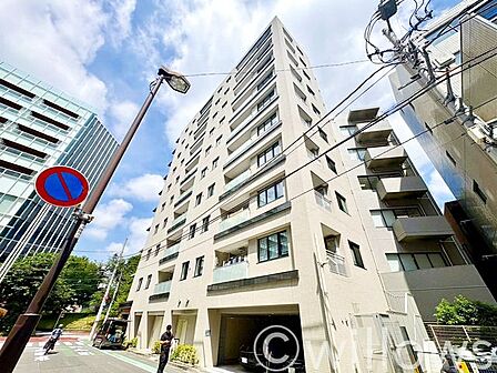 大切なペットとも暮らせる(規約有)、地上10階建て（8階部分）のマンションです。周辺は教育施設や商業施設が揃う、暮らしやすい街並みが魅力的です。