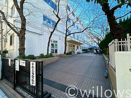 文京区立根津小学校 徒歩16分。 1270m