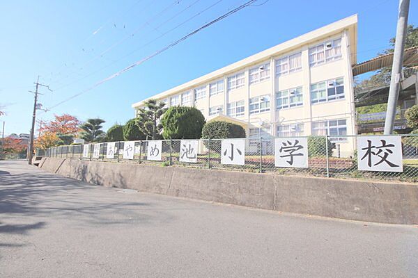 周辺：小学校「奈良市立あやめ池小学校まで623m」