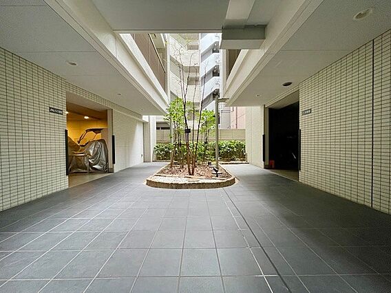 駐輪場とバイク...