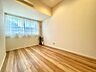 室内：リビングに隣接した使い勝手の良い洋室。