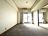 リビング/ダイニング：LDKと隣接の洋室の間の扉を開けることで開放感あふれる空間になります♪