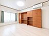 洋室：独立したお部屋がある事でプライベートも守られます。フローリングはお掃除がラクチンです◎