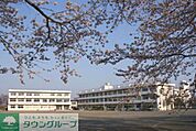 上星小学校 徒歩7分。小学校 550m