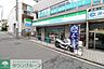 周辺：ファミリーマート 大倉山駅前店 徒歩5分。 400m