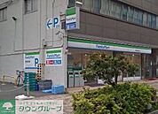 ファミリーマート 徒歩2分。 130m