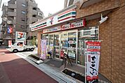 セブンイレブン 徒歩2分。 140m