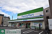 ファミリーマート赤羽岩淵町店 徒歩3分。コンビニ 200m