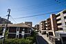 周辺：目の前に日差しを遮る建物がないので、日当たり＆風通し良好です＾＾心地よい自然の光や風を感じることができ、ほどよく開放感のある空間がつくれます。