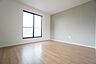 寝室：主寝室としてお使いいただけそうなこちらのお部屋は、日当たりが良く、爽やかな風を感じて起きる朝は、快適生活の始まりに。