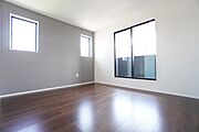 8帖。主寝室としてお使いいただけそうなこちらのお部屋は、日当たりが良く、爽やかな風を感じて起きる朝は、快適生活の始まりに。