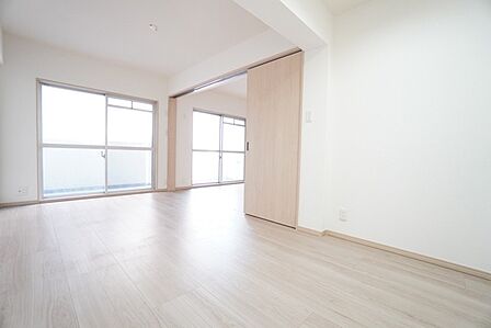 主寝室としてお使いいただけそうなこちらのお部屋は、日当たりが良く、爽やかな風を感じて起きる朝は、快適生活の始まりに。