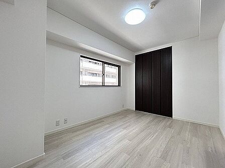 6.3帖の洋室。壁・天井の白と明るいアッシュ系のフローリングが空間を広く見せます。様々なインテリアと合わせてオシャレな空間ができます^^