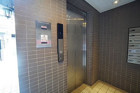 エントランスホールには重い荷物を運ぶのにも便利なエレベーター付です。忙しい時にもスムーズに外出できます。