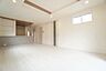 リビング/ダイニング：将来にわたって住みやすくプランニングを重ねて設計された間取で日々の生活をしやすい動線を考えた居住空間を創り上げております＾＾