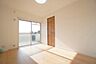 寝室：主寝室としてお使いいただけそうなこちらのお部屋は、日当たりが良く、爽やかな風を感じて起きる朝は、快適生活の始まりに。