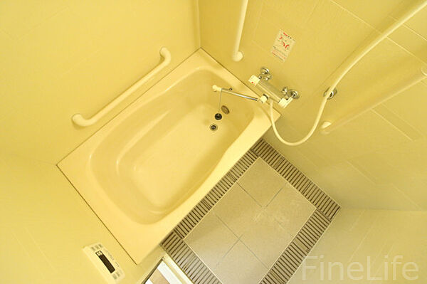 画像4:真っ白浴室ゆったりしております。