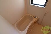 潔感のある白いお風呂、鏡が便利です。