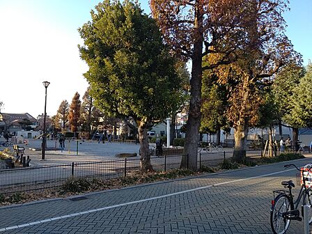 ブランコ・滑り台・砂場など遊具が豊富な赤松公園。地元の方々に重宝されている広々とした赤松公園徒歩3分