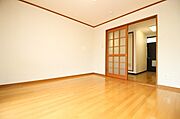 窓側からの洋室風景