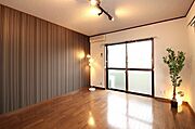 壁紙がお洒落なリビング