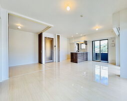 エイルマンション文教 4LDKのリビング/ダイニング